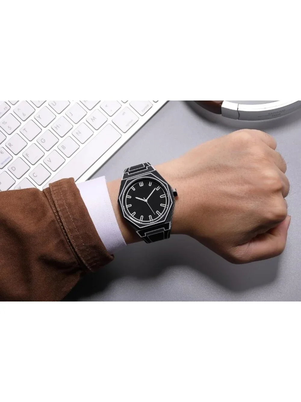 Stylish Minimalist Black & White Anime Sketch Sports Watch - Quartz Fashion